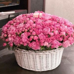 Огромная корзина пионов и розы